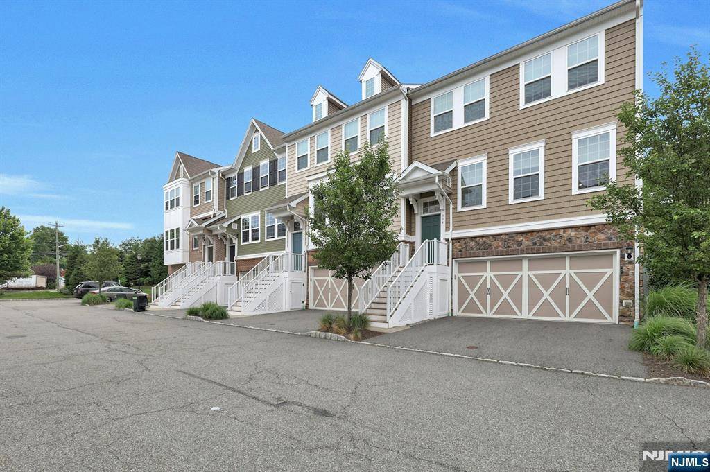 Cresskill, NJ 07626,704 Cottonwood CT #704