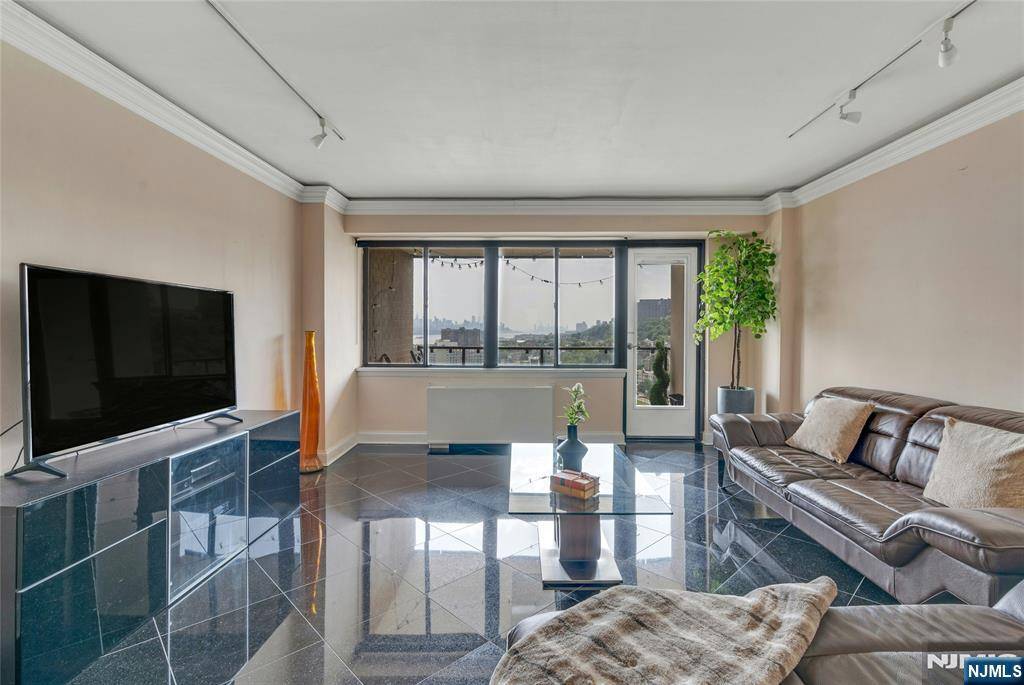 Edgewater, NJ 07020,1203 River RD #19K