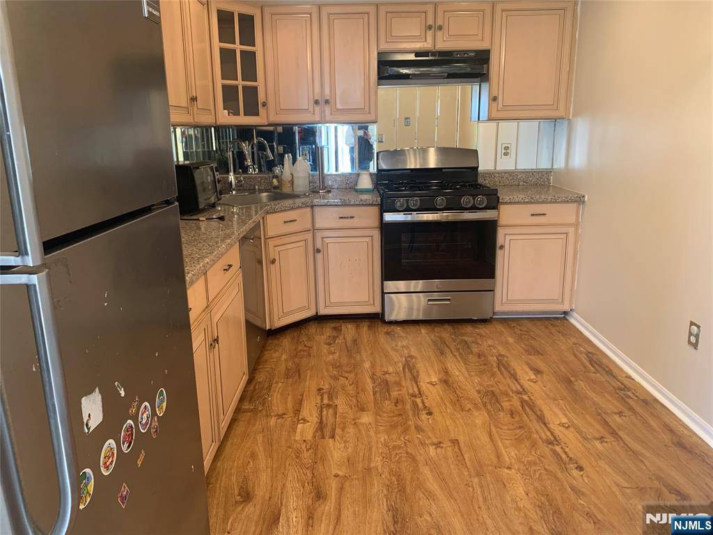 Jersey City, NJ 07305,22 Walnut ST