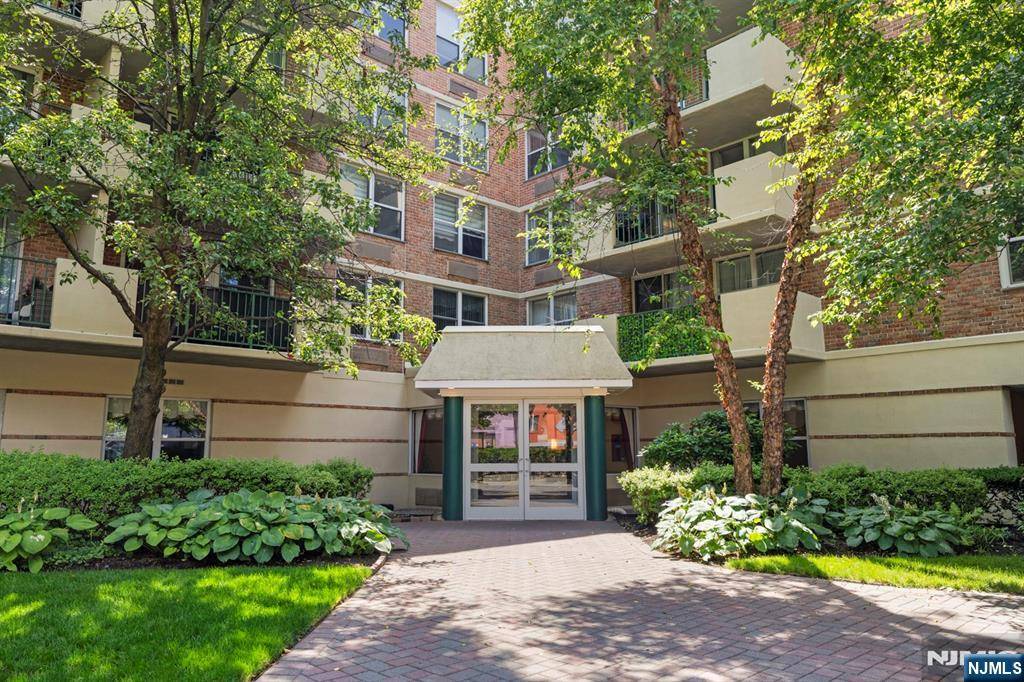 Edgewater, NJ 07020,200 Grand Cove WAY #2M