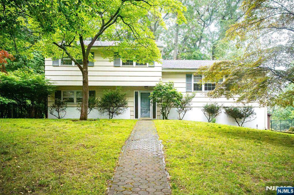 Old Tappan, NJ 07675,19 Dearborn DR