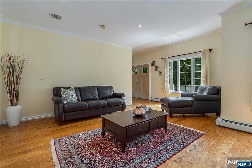 Paramus, NJ 07652,541 Forest AVE