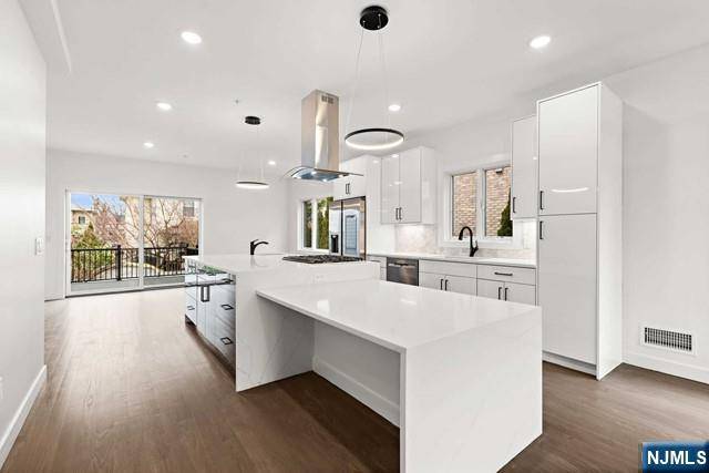 Cliffside Park, NJ 07010,366 Nelson AVE #B