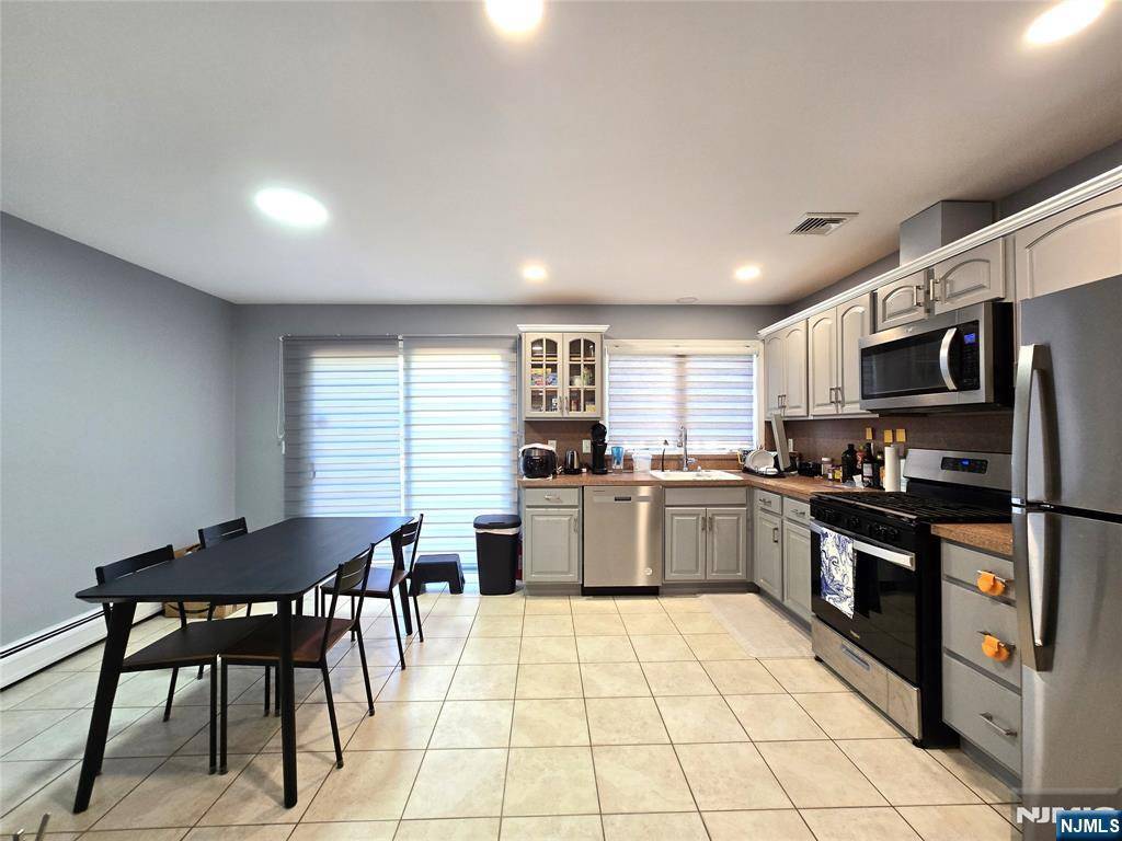 Fort Lee, NJ 07024,233 Warren AVE
