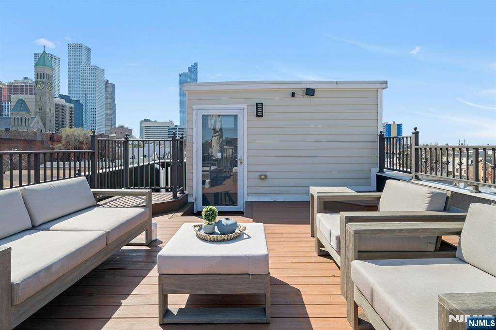 Jersey City, NJ 07306,270 Saint Pauls AVE #4