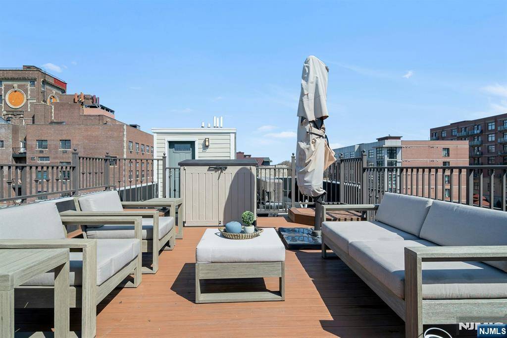 Jersey City, NJ 07306,270 Saint Pauls AVE #4