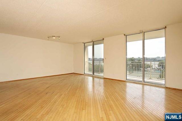 Edgewater, NJ 07020,1055 River RD #506