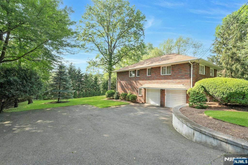 Paramus, NJ 07652,581 Mazur AVE