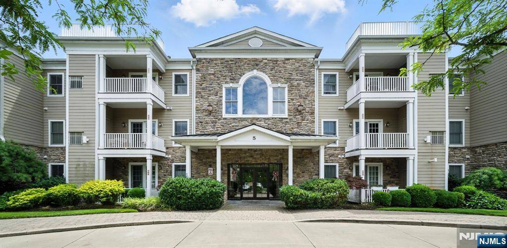 Cresskill, NJ 07626,5 E Tenakill PARK #203