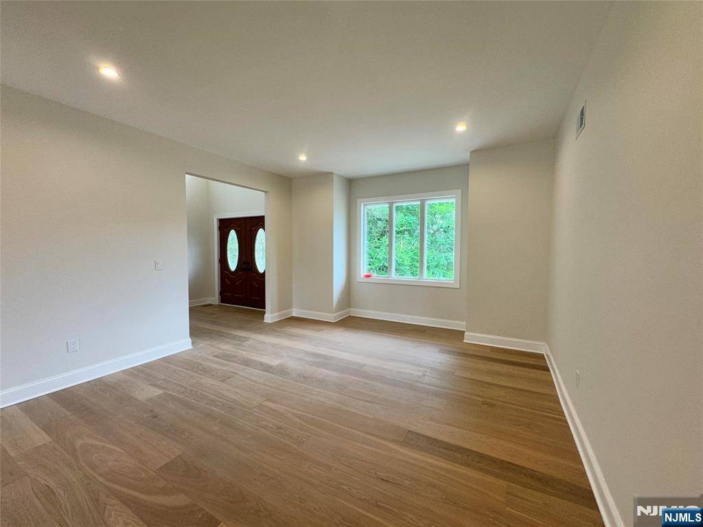 West Milford, NJ 07480,7 Burma CT