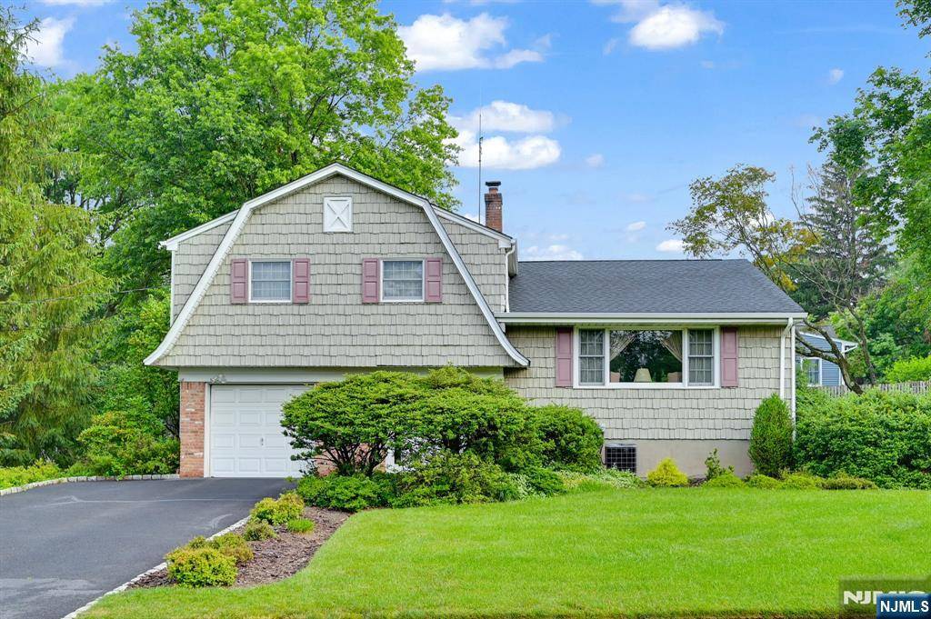 Montvale, NJ 07645,2 Clover CT