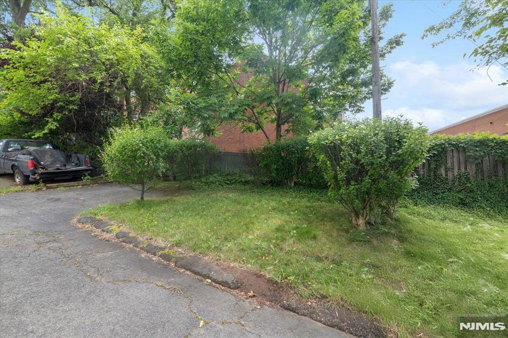 Teaneck, NJ 07666,550 Beverly RD