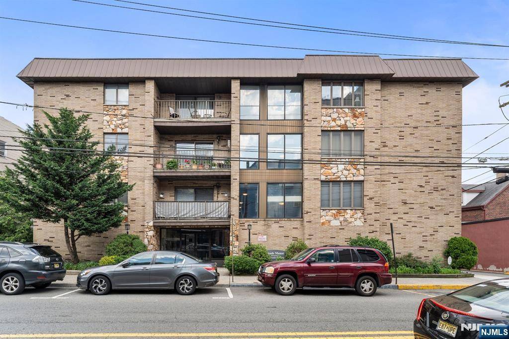 Cliffside Park, NJ 07024,314 palisade AVE #2A