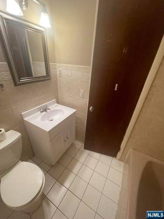 Bayonne, NJ 07002,154 Humphrey AVE #2