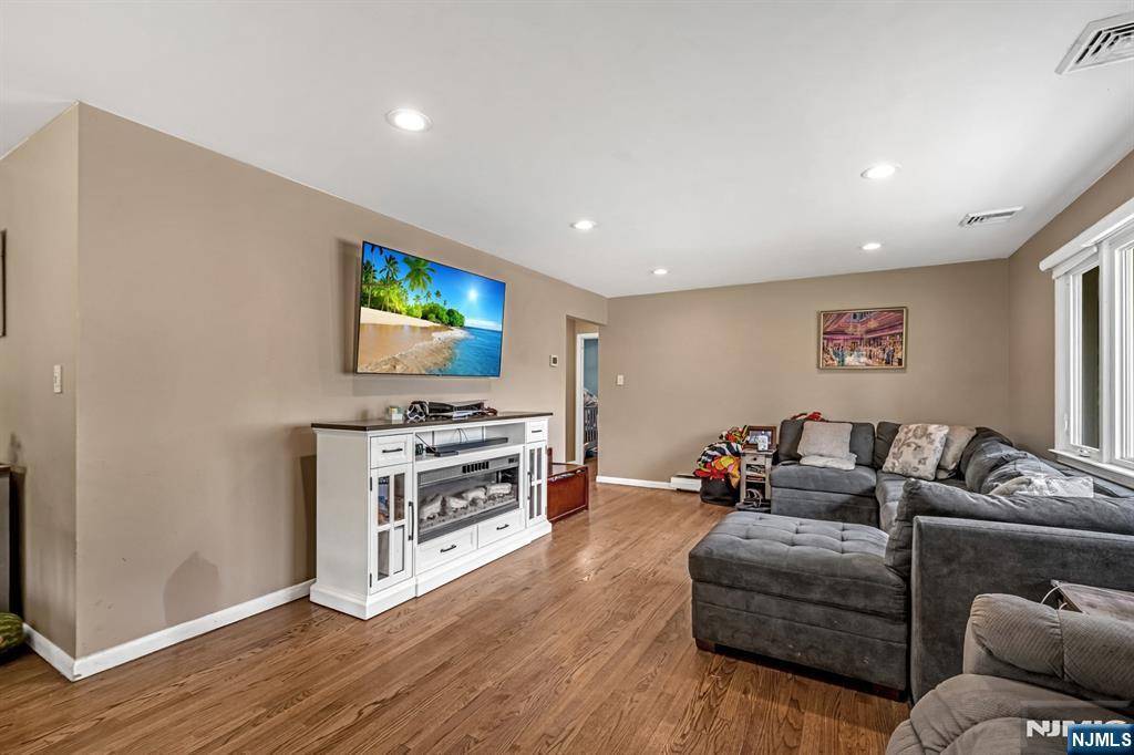 New Milford, NJ 07646,321 Henley AVE