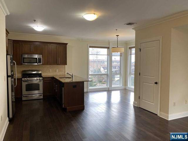 Cliffside Park, NJ 07010,255 Laird AVE #5