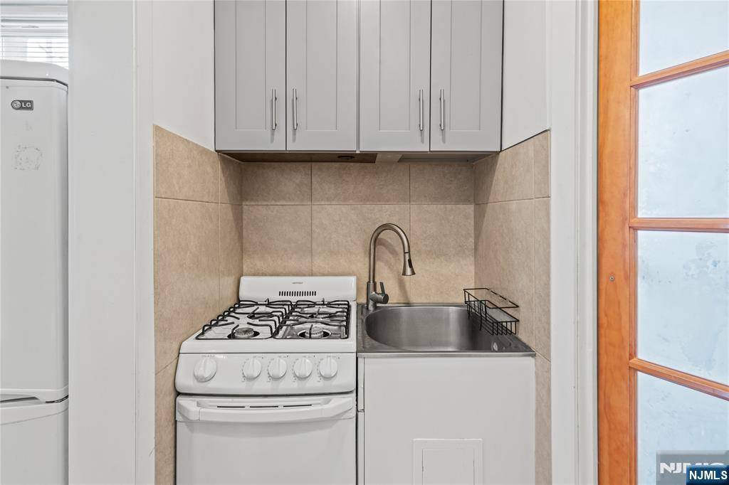 Carlstadt, NJ 07072,456 Broad ST #2F