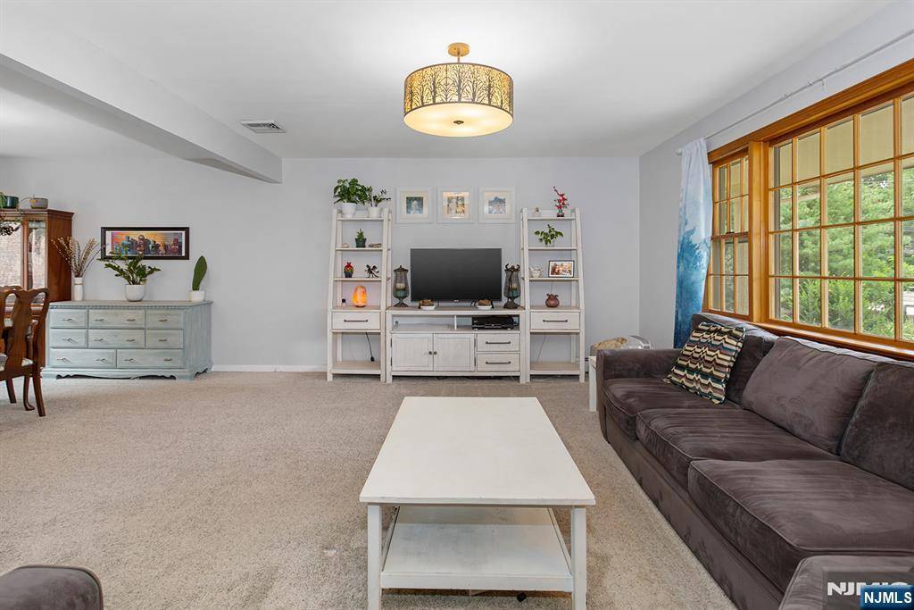 Waldwick, NJ 07463,93 Wyckoff AVE