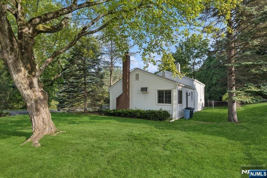 Cresskill, NJ 07626,44 Knickerbocker RD