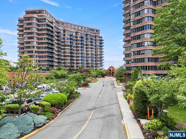 Cliffside Park, NJ 07010,100 Carlyle DR #PHD-N