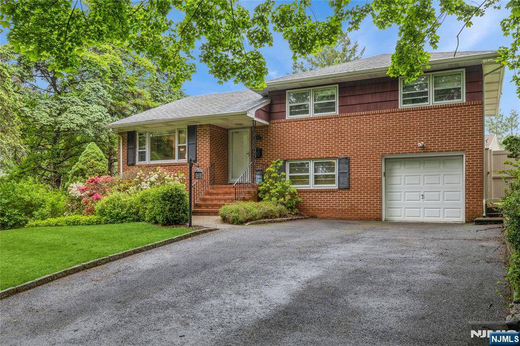 Emerson, NJ 07604,152 Demarest AVE