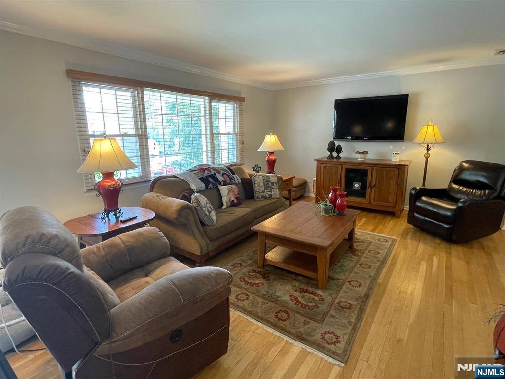 Paramus, NJ 07652,21 Laurel CT