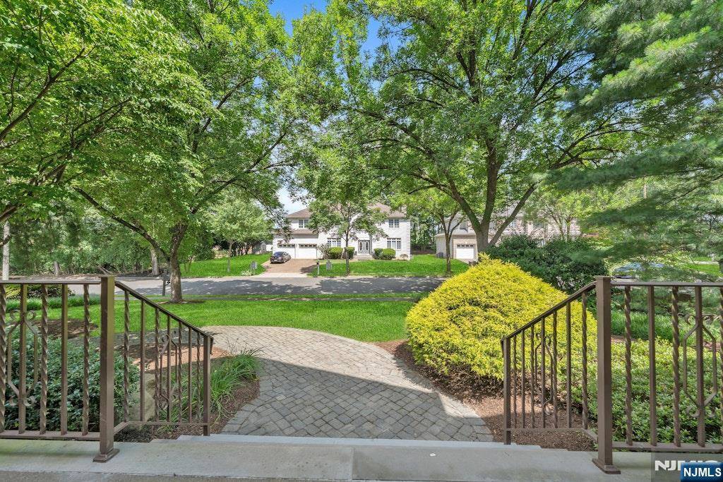 Paramus, NJ 07652,206 Paul CT
