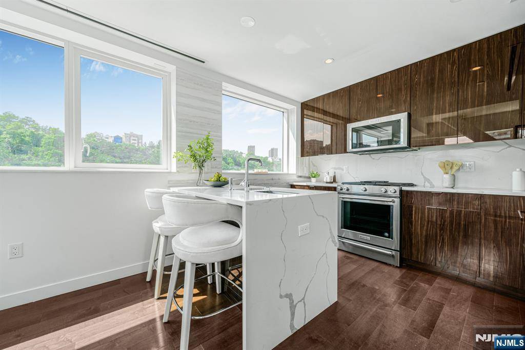 Weehawken, NJ 07086,800 Ave At Port Imperial BLVD #821