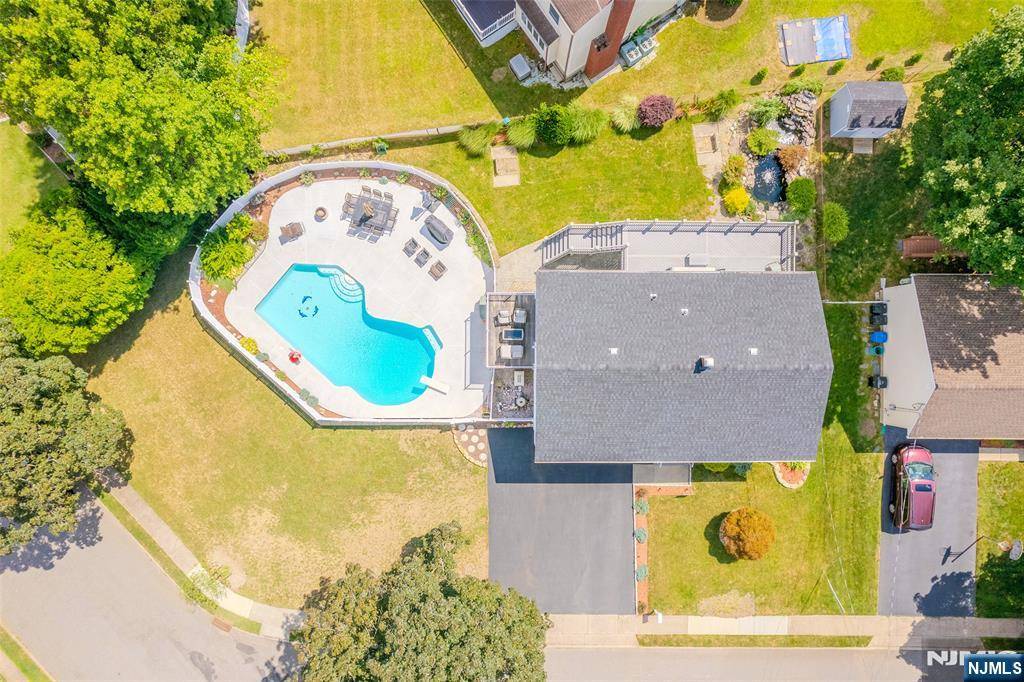 Paramus, NJ 07652,22 Cypress LN