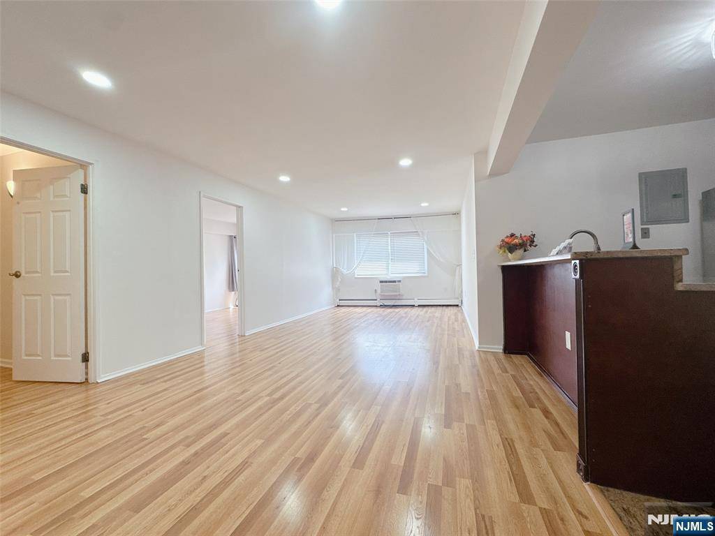 Palisades Park, NJ 07650,333 Grand AVE #1C