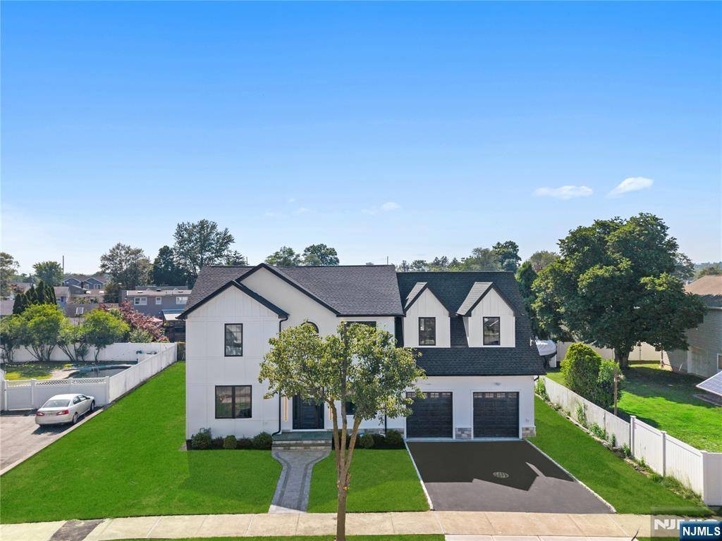 Totowa, NJ 07512,12 Thistle CT