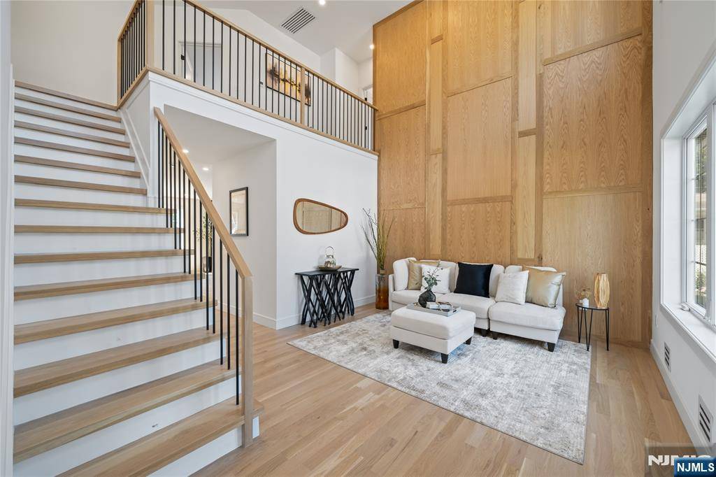 Totowa, NJ 07512,12 Thistle CT