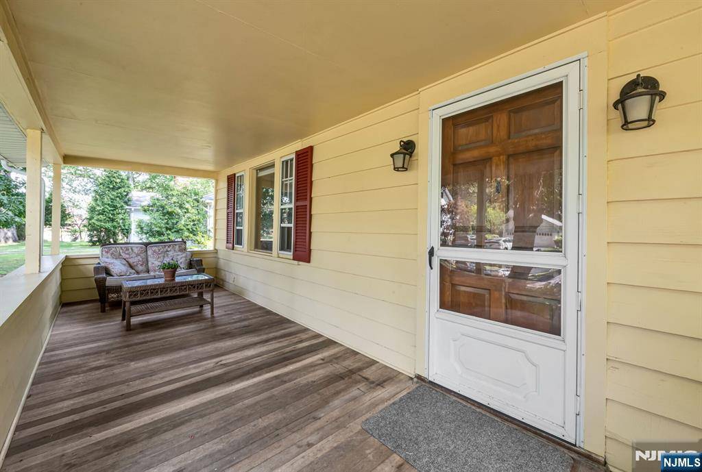 Allendale, NJ 07401,15 Oak ST