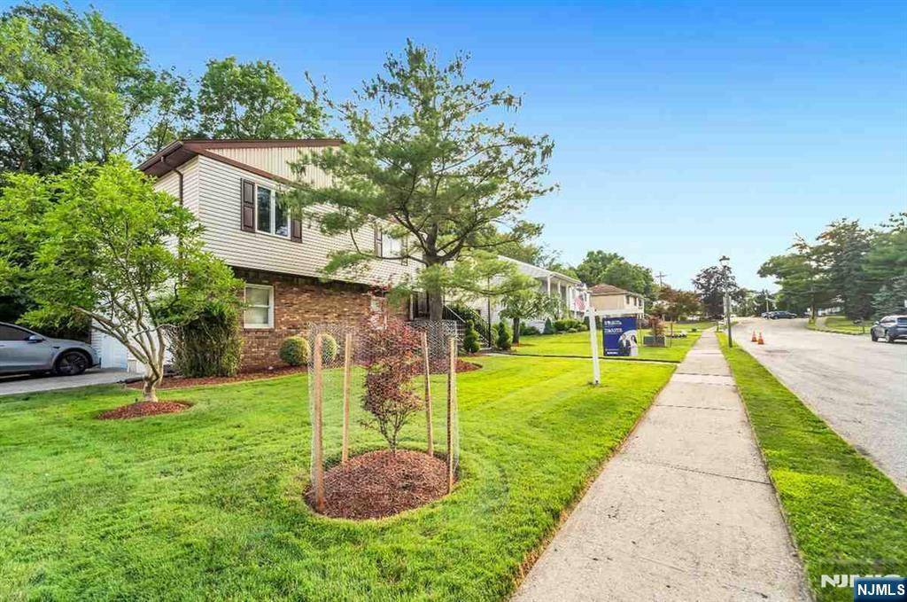 Waldwick, NJ 07463,6 Gateway CT