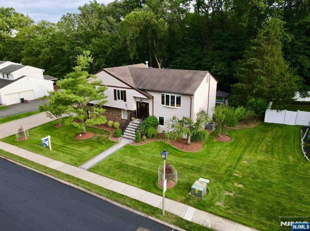 Waldwick, NJ 07463,6 Gateway CT