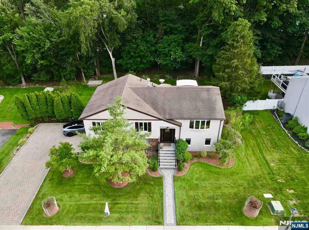 Waldwick, NJ 07463,6 Gateway CT