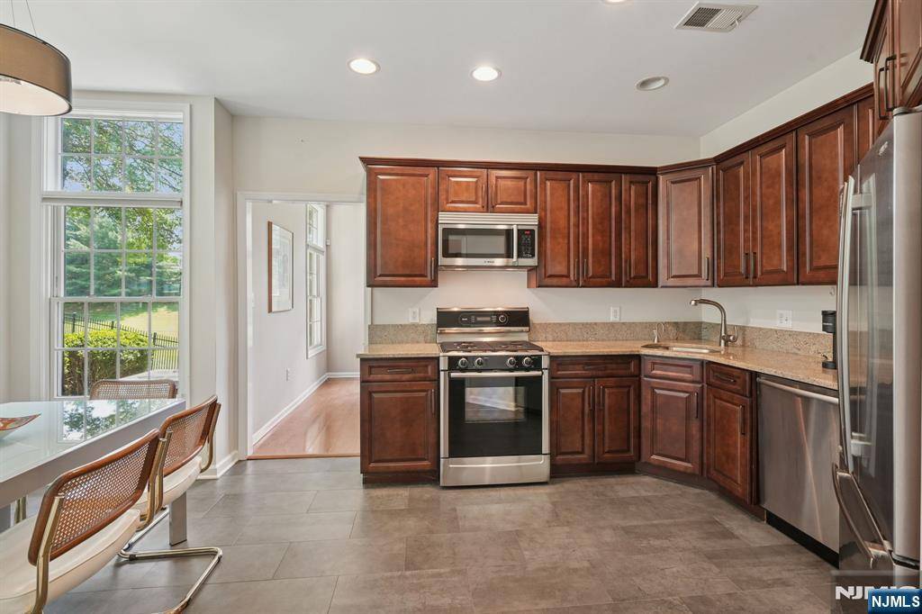 Livingston, NJ 07039,701 Regal BLVD #135
