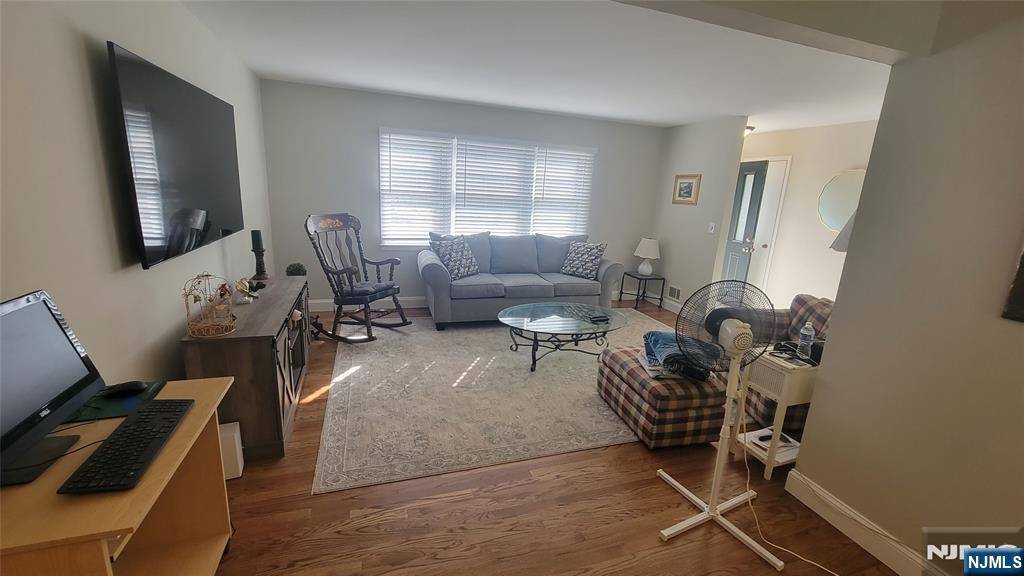Paramus, NJ 07652,295 Spencer PL