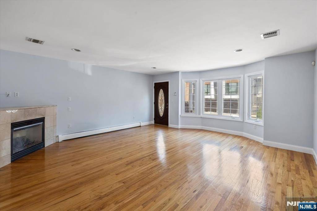 Palisades Park, NJ 07650,137 Morningside #B