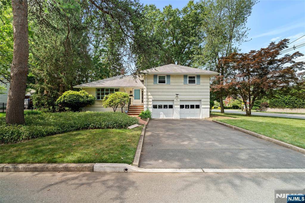 Cresskill, NJ 07626,2 Churchill RD