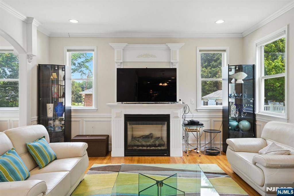 Oradell, NJ 07649,198 John ST