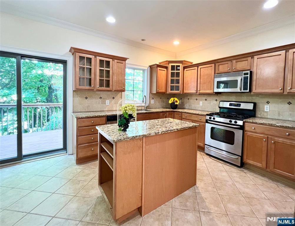 Palisades Park, NJ 07650,445 7th ST #B