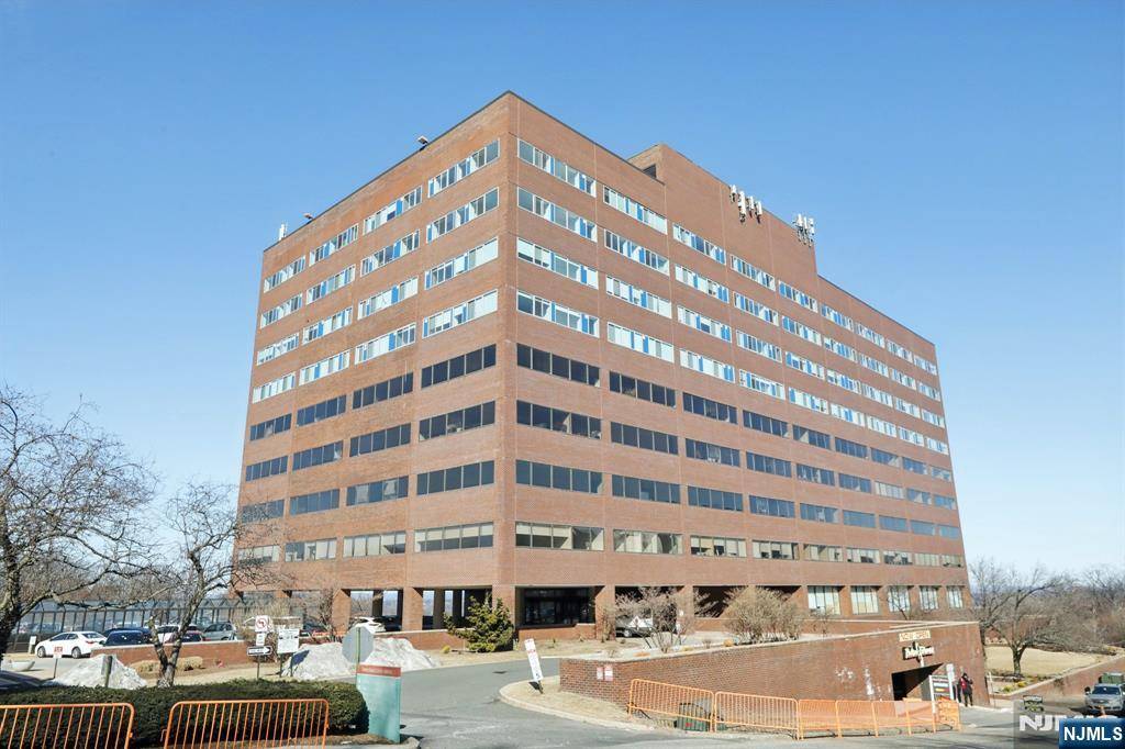 Fort Lee, NJ 07024,2 Executive DR #906