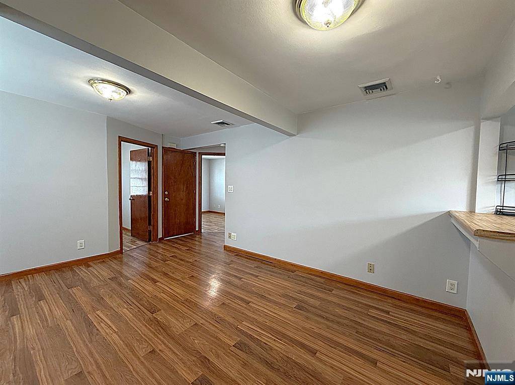 Lyndhurst, NJ 07071,446 Post AVE #2