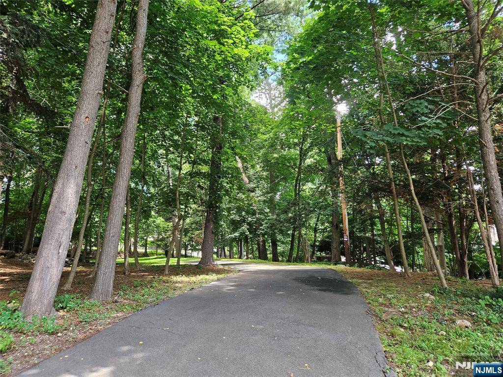 Glen Rock, NJ 07452,18 Locust RD