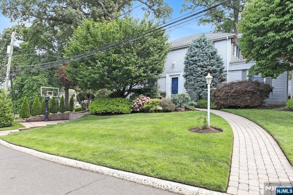 Teaneck, NJ 07666,627 S Forest DR