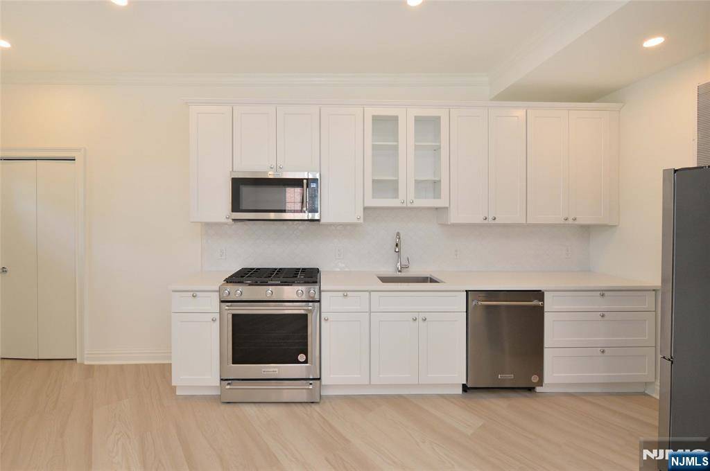 Ridgewood, NJ 07450,153 Dayton ST #4