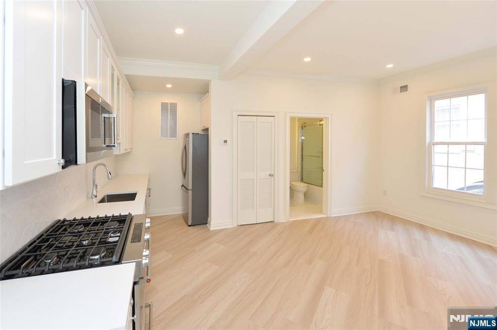 Ridgewood, NJ 07450,153 Dayton ST #4