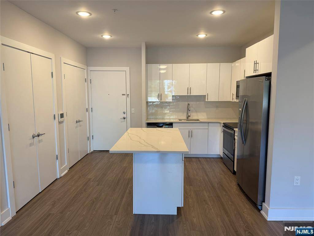 Fort Lee, NJ 07024,1685 Bergen BLVD #403