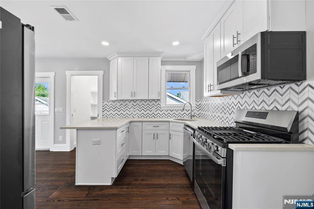 Belleville, NJ 07109,27 King PL
